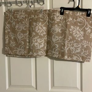 Bundle of two valance curtains